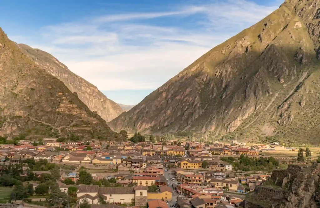 Vue sur la ville d'Ollantaytambo depuis un point de vue