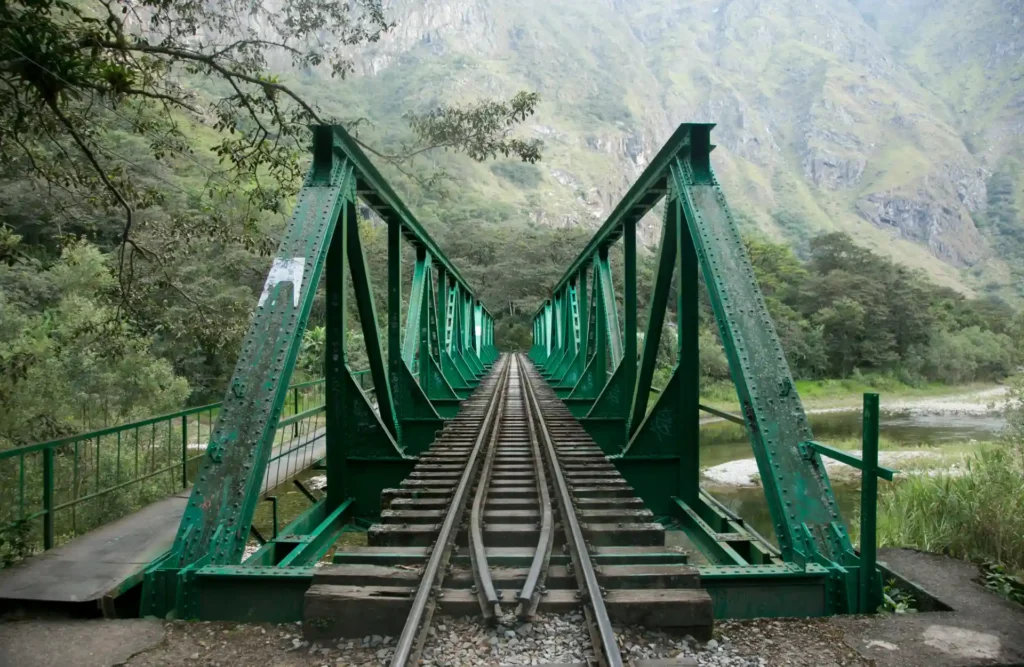 L’un des ponts que l’on trouve le long du chemin de fer reliant la ville de Machu Picchu au point de départ de notre trek.